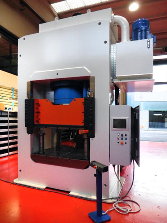 Press for molding 1000 tons - AEM3