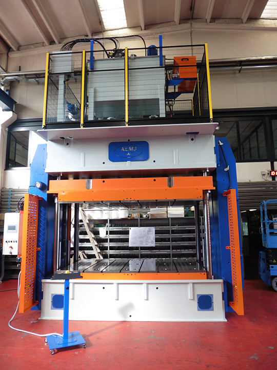 Presse con piani di riscaldo per automotive - AEM3